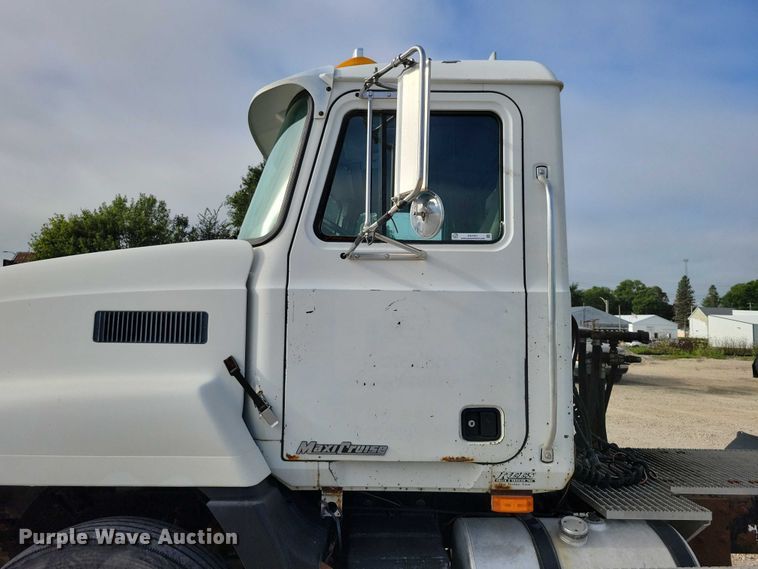 image for item DX7431 1999 Mack CH600 semi truck