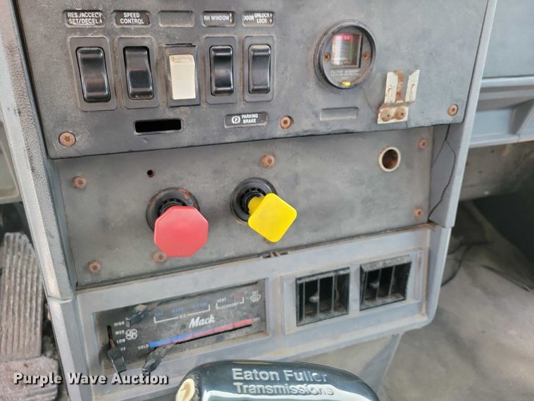 image for item DX7431 1999 Mack CH600 semi truck