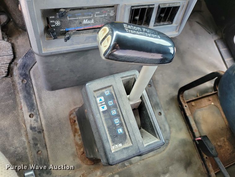 image for item DX7431 1999 Mack CH600 semi truck