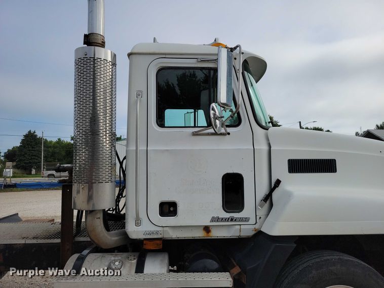 image for item DX7431 1999 Mack CH600 semi truck