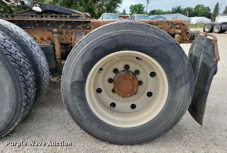 image for item DX7431 1999 Mack CH600 semi truck