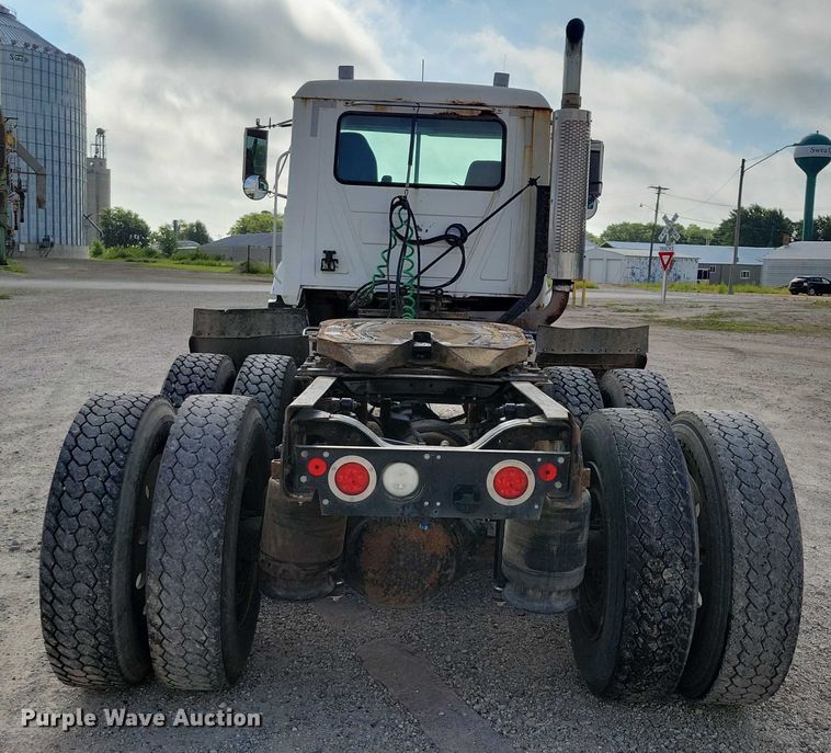 image for item DX7432 2003 Mack CH613 semi truck