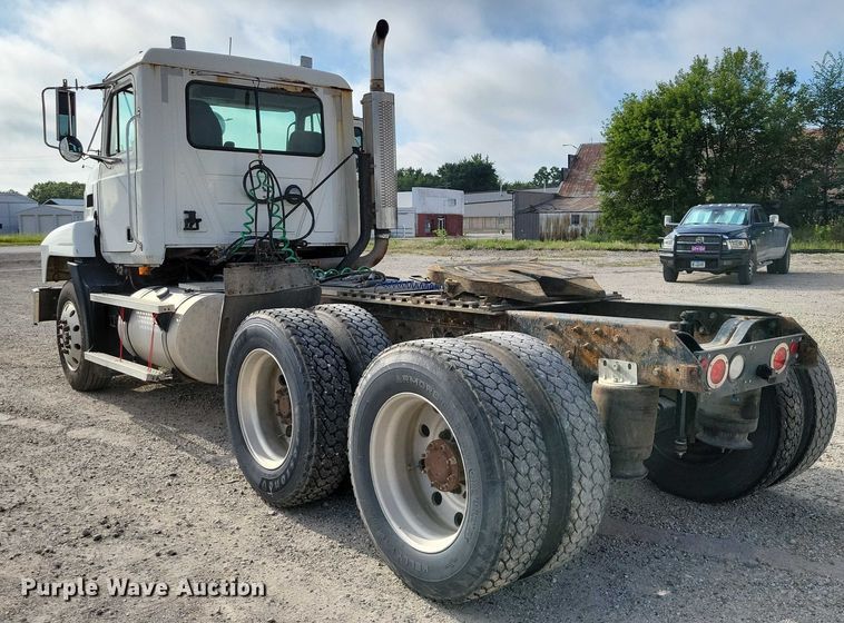 image for item DX7432 2003 Mack CH613 semi truck