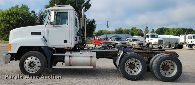 image for item DX7432 2003 Mack CH613 semi truck