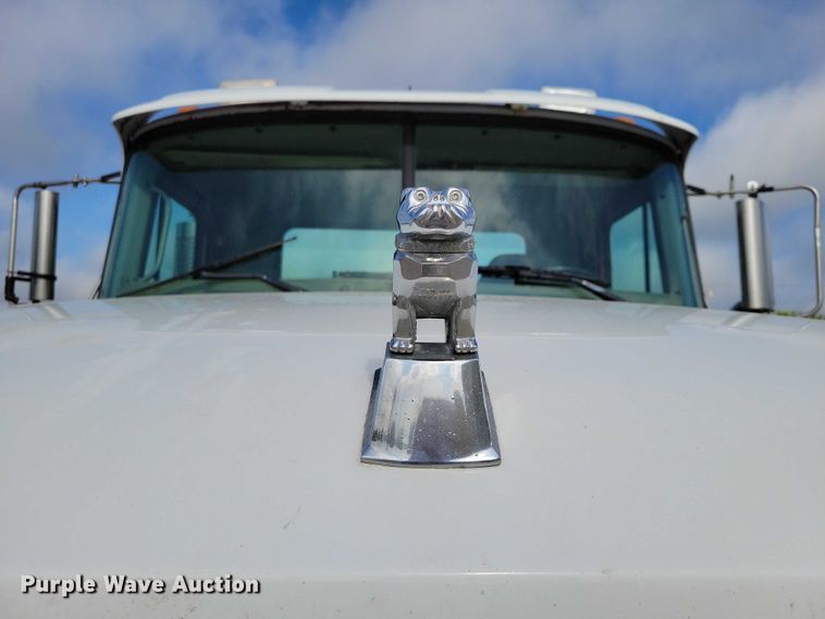 image for item DX7432 2003 Mack CH613 semi truck