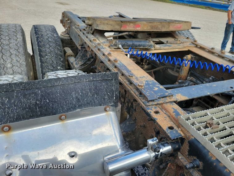 image for item DX7432 2003 Mack CH613 semi truck