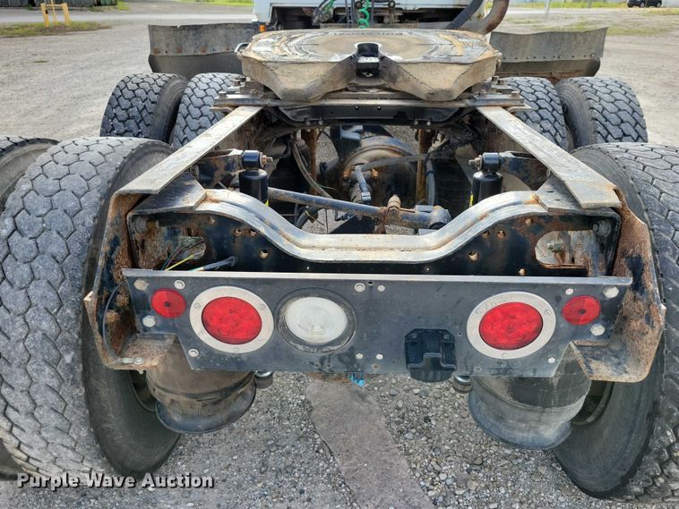 image for item DX7432 2003 Mack CH613 semi truck