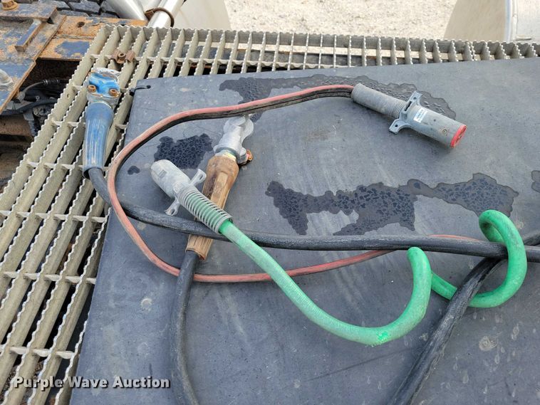 image for item DX7432 2003 Mack CH613 semi truck