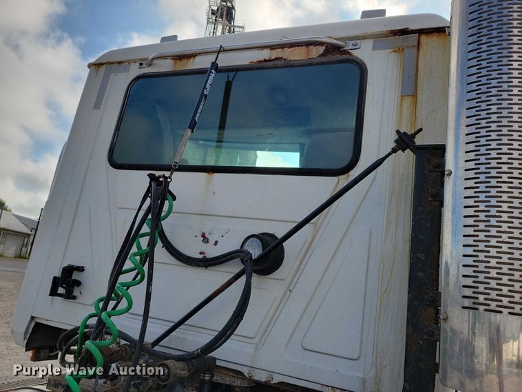 image for item DX7432 2003 Mack CH613 semi truck