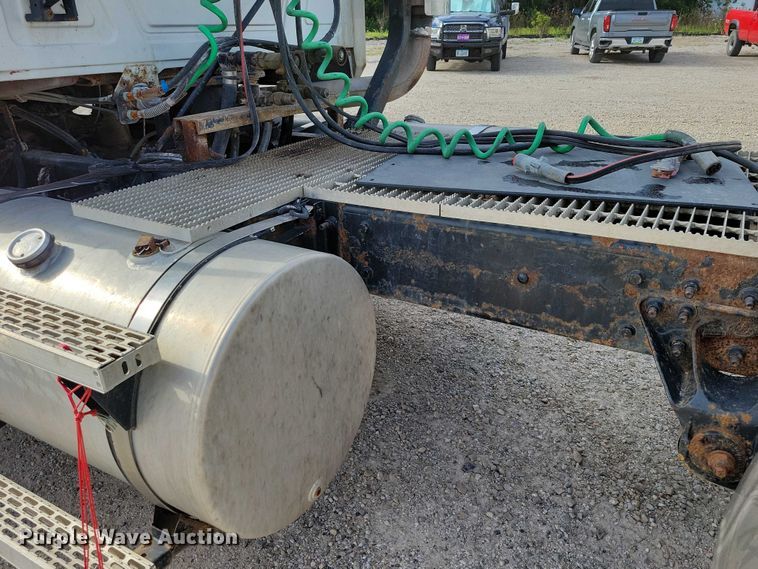 image for item DX7432 2003 Mack CH613 semi truck