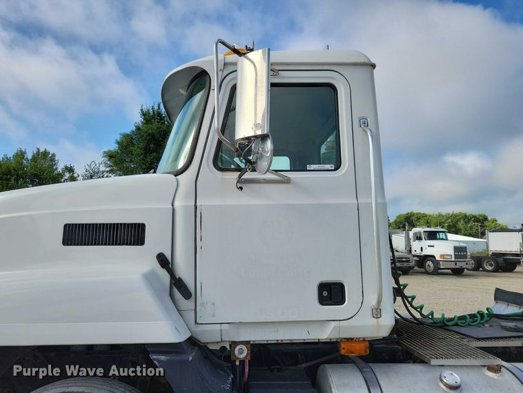 image for item DX7432 2003 Mack CH613 semi truck