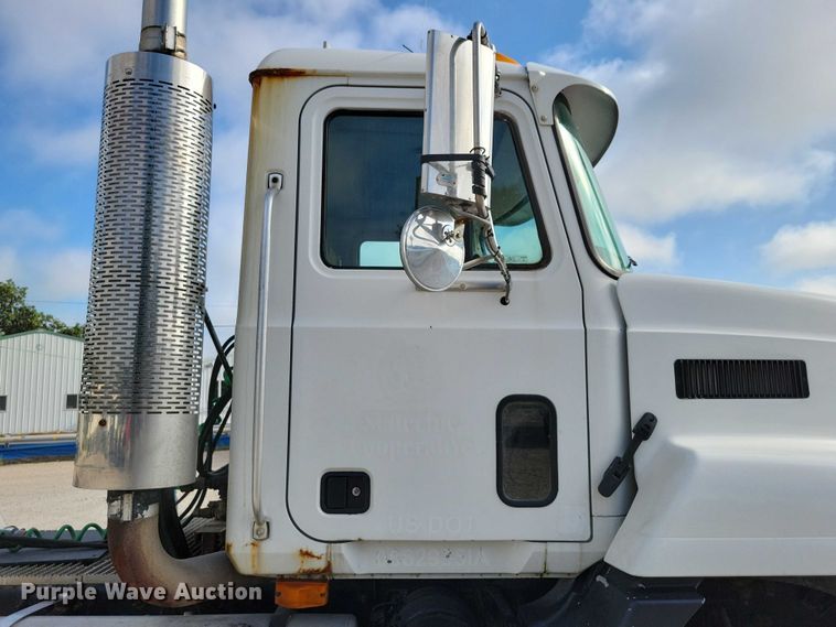 image for item DX7432 2003 Mack CH613 semi truck