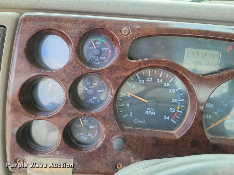 image for item DX7432 2003 Mack CH613 semi truck