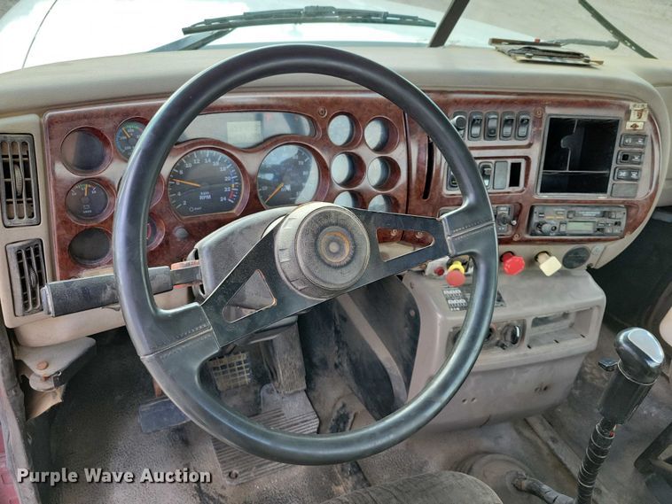 image for item DX7432 2003 Mack CH613 semi truck