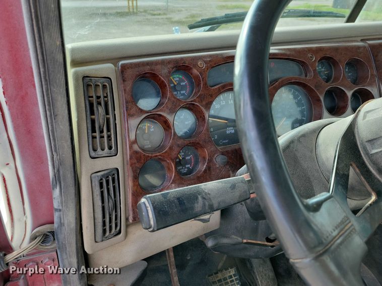 image for item DX7432 2003 Mack CH613 semi truck