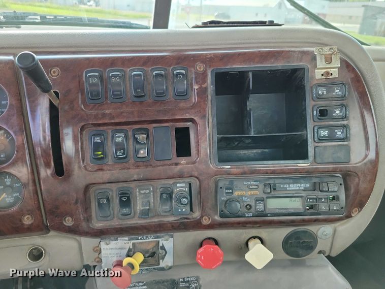 image for item DX7432 2003 Mack CH613 semi truck