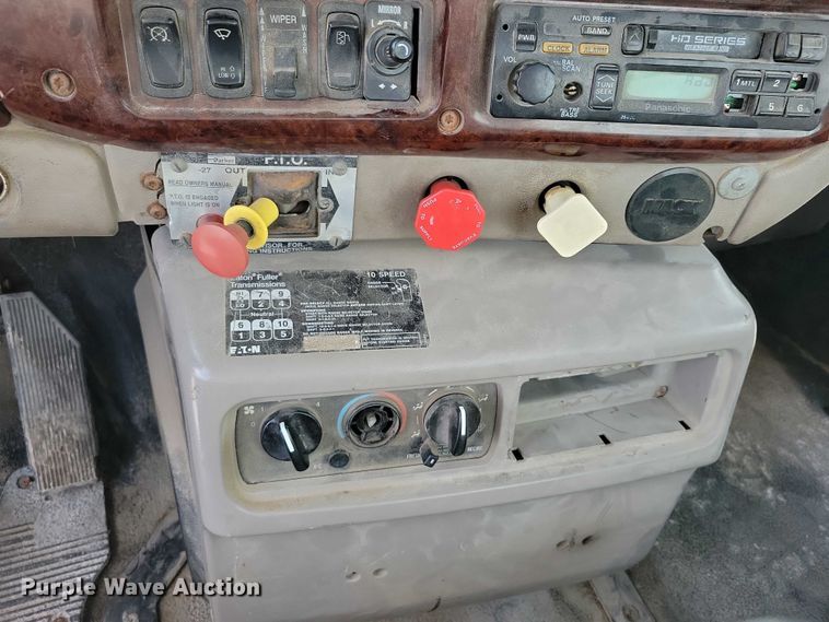 image for item DX7432 2003 Mack CH613 semi truck