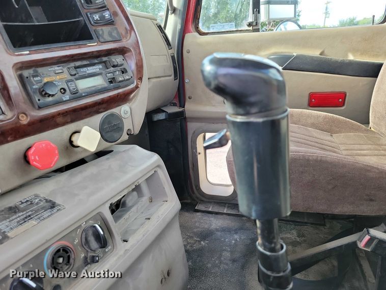 image for item DX7432 2003 Mack CH613 semi truck