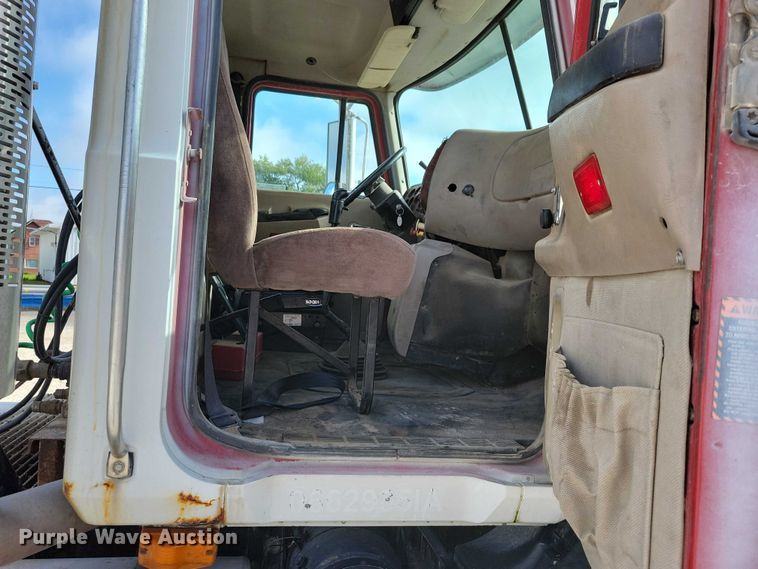 image for item DX7432 2003 Mack CH613 semi truck