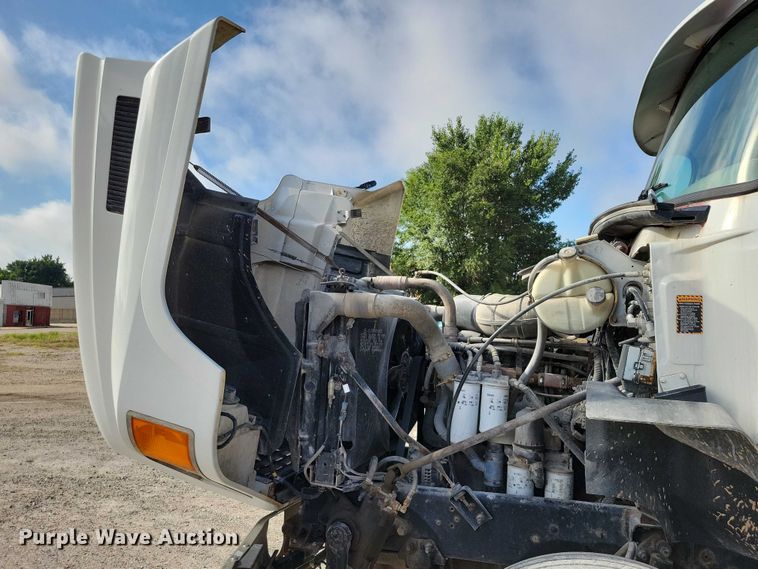 image for item DX7432 2003 Mack CH613 semi truck