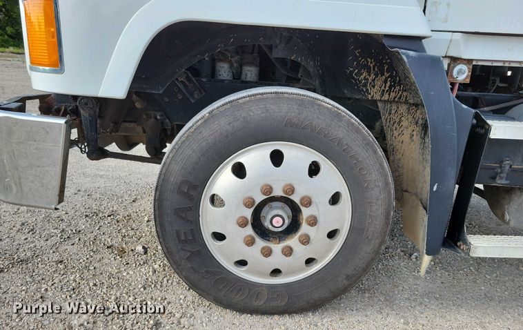 image for item DX7432 2003 Mack CH613 semi truck