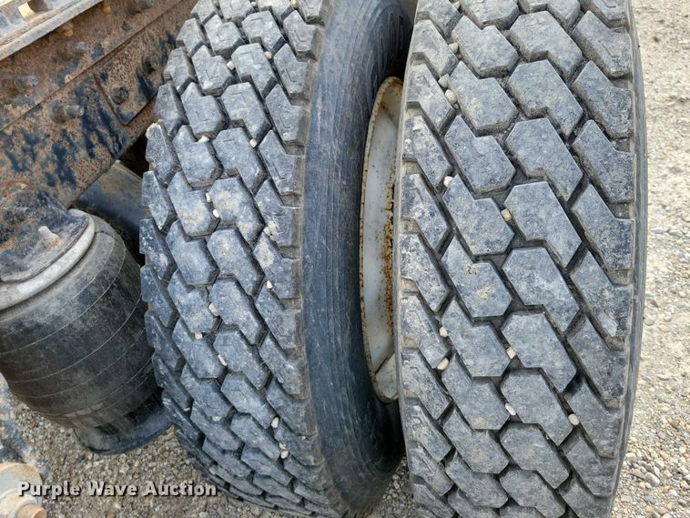 image for item DX7432 2003 Mack CH613 semi truck