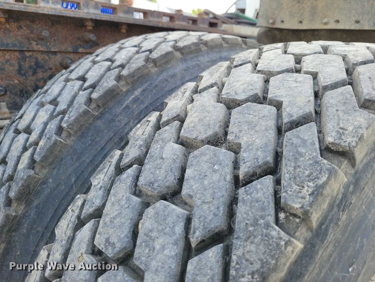 image for item DX7432 2003 Mack CH613 semi truck