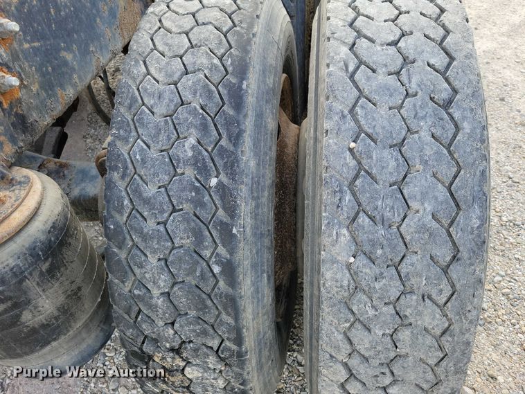 image for item DX7432 2003 Mack CH613 semi truck