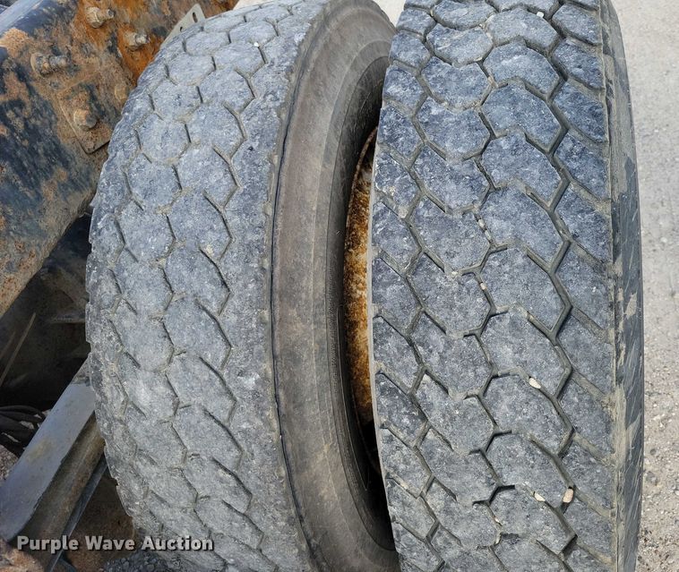 image for item DX7432 2003 Mack CH613 semi truck