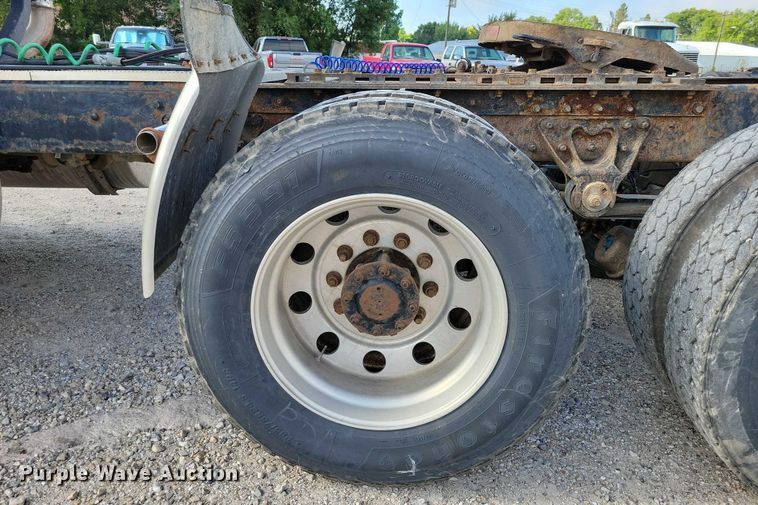 image for item DX7432 2003 Mack CH613 semi truck