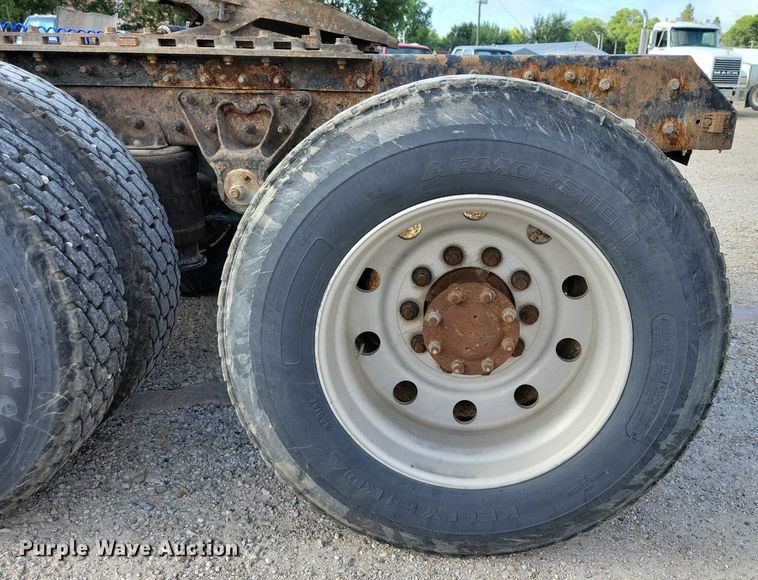 image for item DX7432 2003 Mack CH613 semi truck