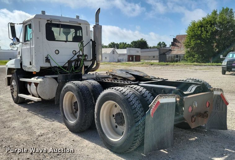 image for item DX7433 1999 Mack CH600 semi truck