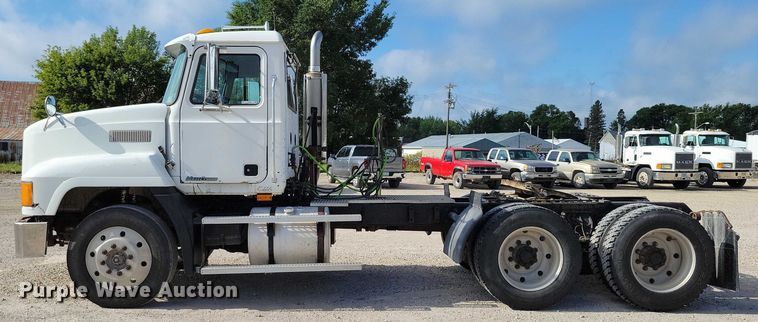 image for item DX7433 1999 Mack CH600 semi truck