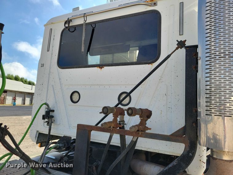 image for item DX7433 1999 Mack CH600 semi truck