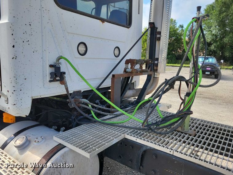 image for item DX7433 1999 Mack CH600 semi truck