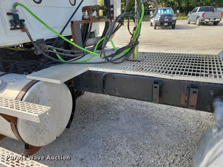 image for item DX7433 1999 Mack CH600 semi truck