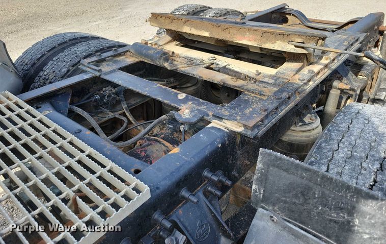 image for item DX7433 1999 Mack CH600 semi truck