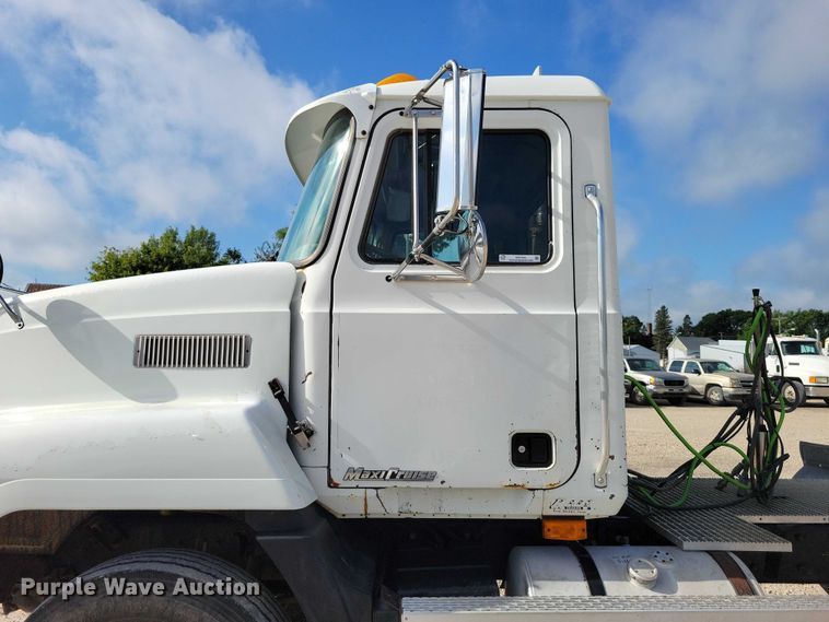 image for item DX7433 1999 Mack CH600 semi truck