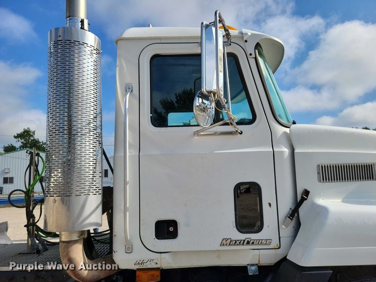 image for item DX7433 1999 Mack CH600 semi truck