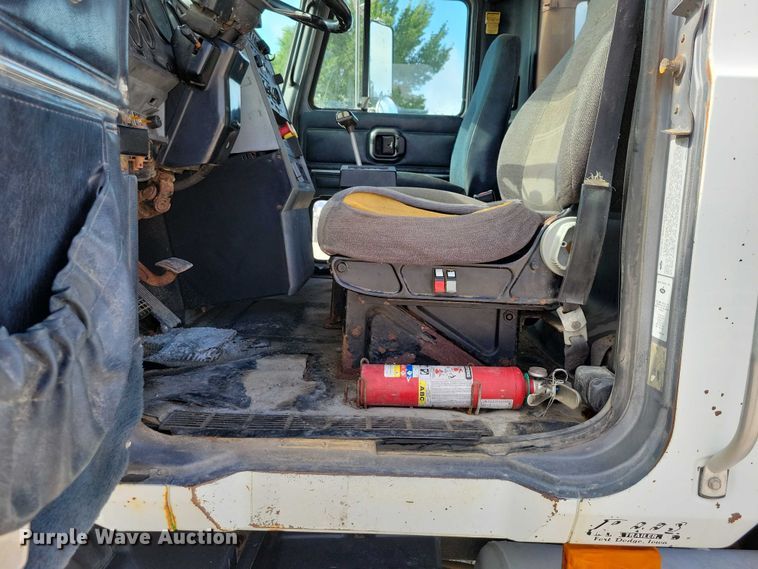 image for item DX7433 1999 Mack CH600 semi truck