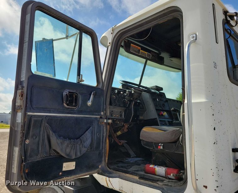 image for item DX7433 1999 Mack CH600 semi truck