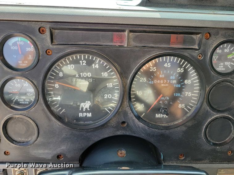 image for item DX7433 1999 Mack CH600 semi truck