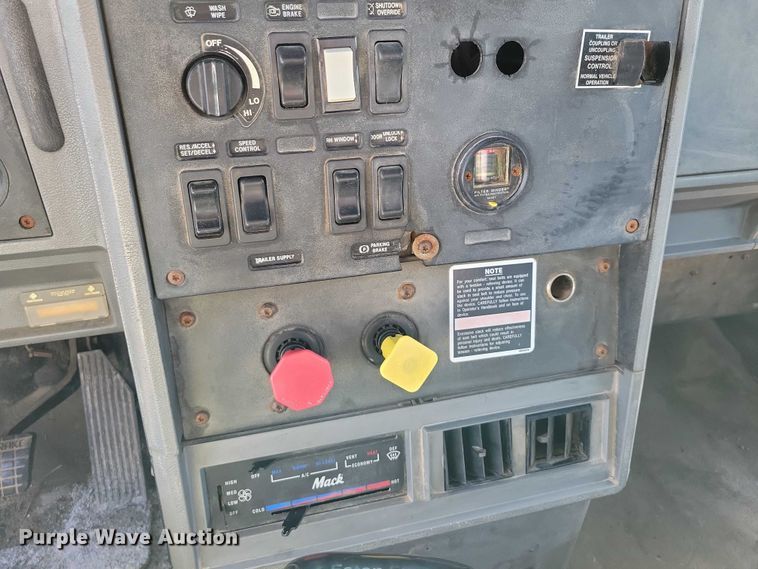 image for item DX7433 1999 Mack CH600 semi truck