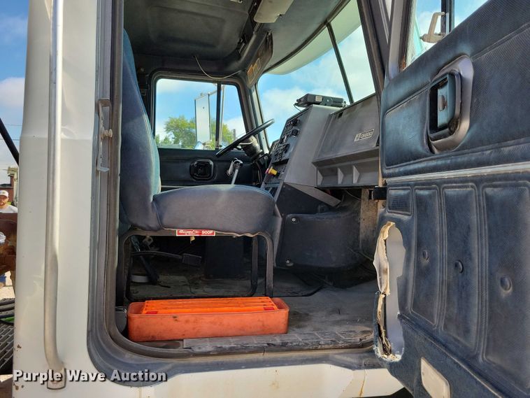 image for item DX7433 1999 Mack CH600 semi truck