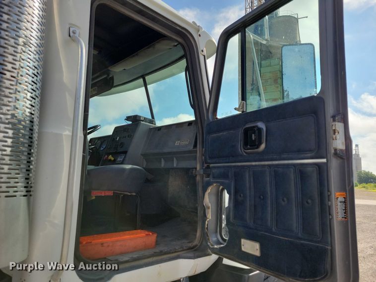 image for item DX7433 1999 Mack CH600 semi truck