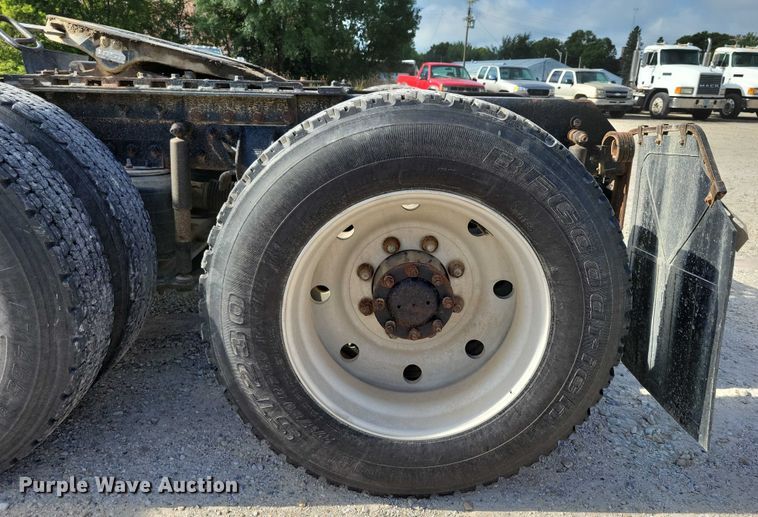 image for item DX7433 1999 Mack CH600 semi truck