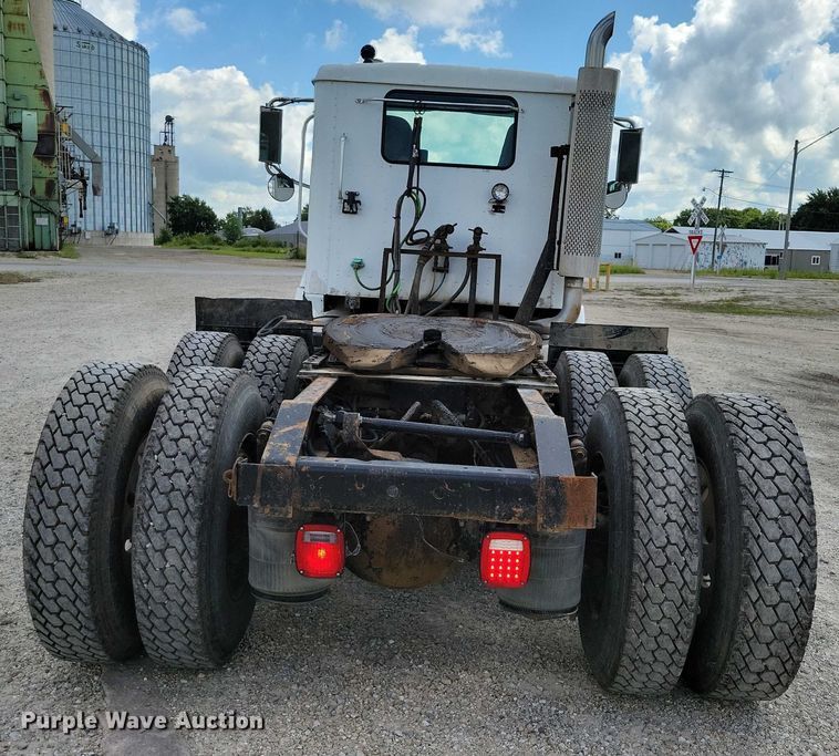 image for item DX7444 2005 International  9200i semi truck