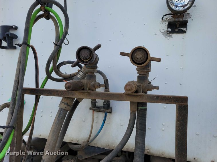 image for item DX7444 2005 International  9200i semi truck