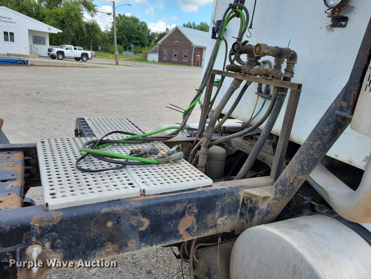 image for item DX7444 2005 International  9200i semi truck