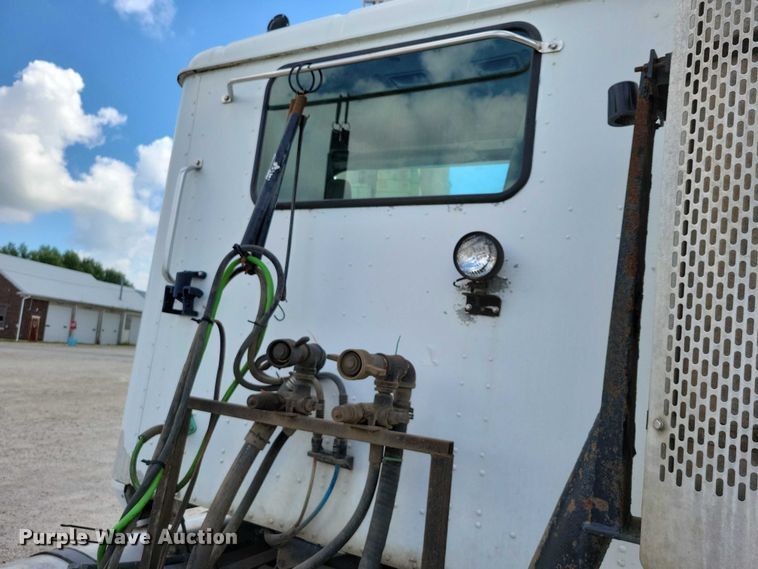 image for item DX7444 2005 International  9200i semi truck